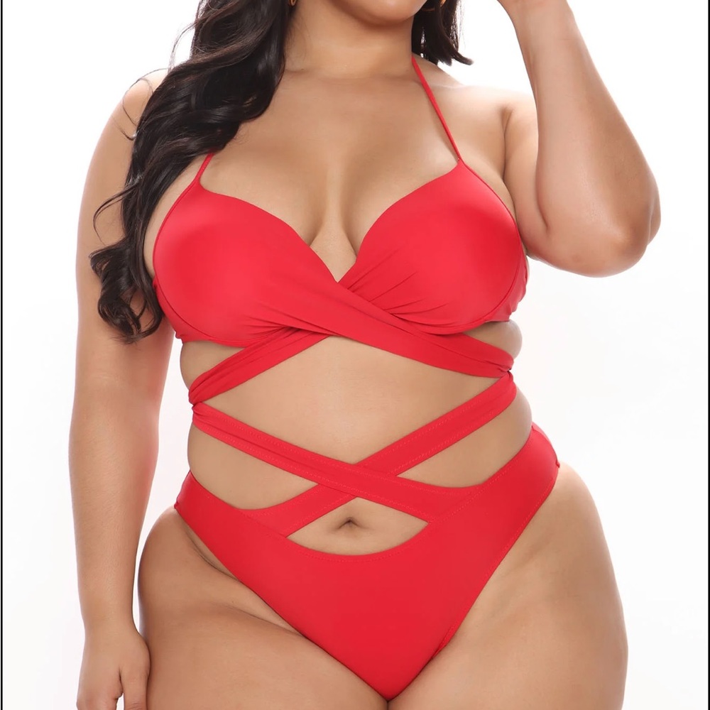 Red bikini - Picture 2 of 3